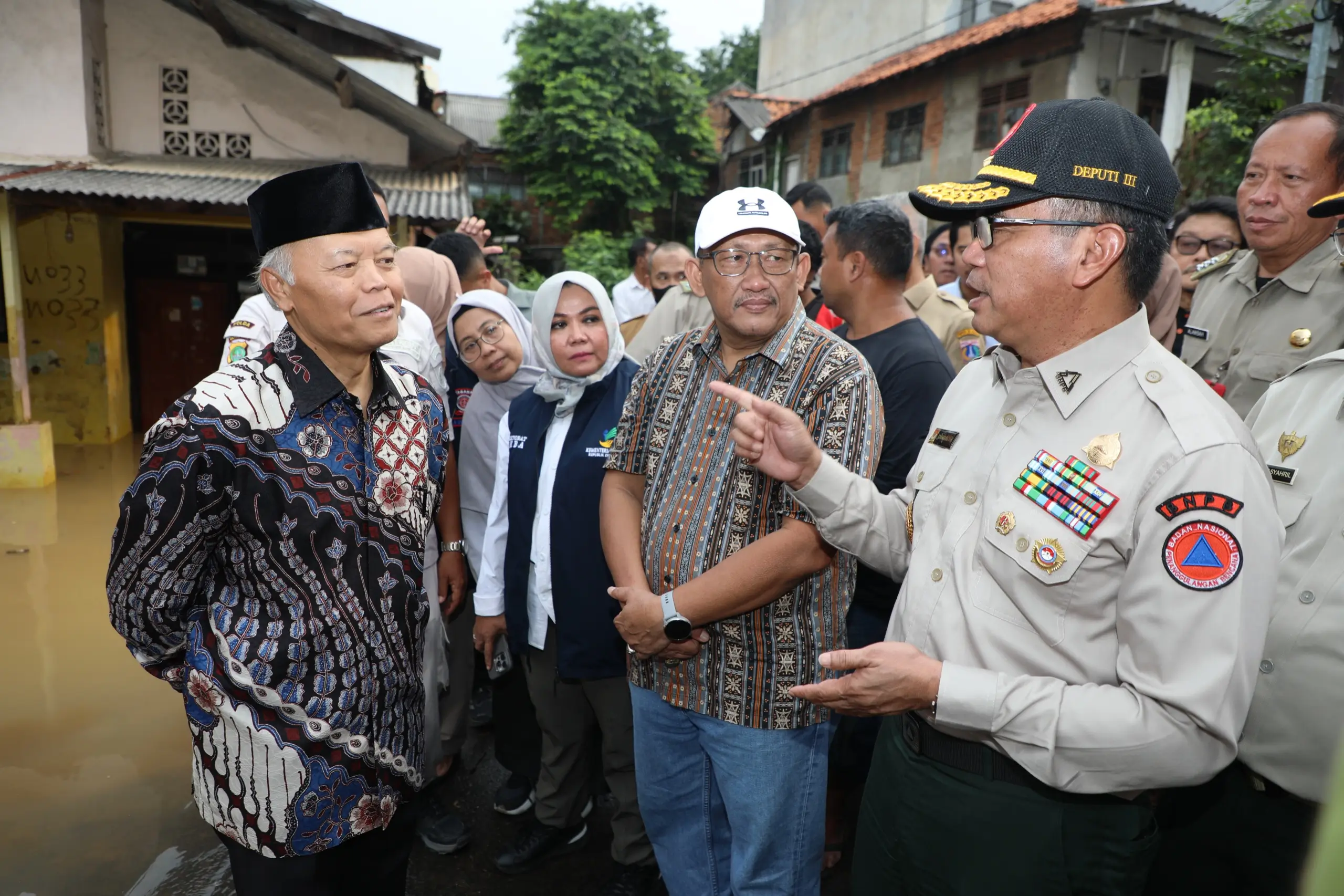 Tinjau Banjir di Jakarta Selatan, BNPB Berikan Kebutuhan Masyarakat Terdampak